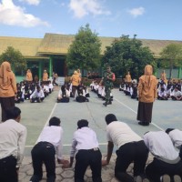 Siswa/i Kelas X Mendapatkan Latihan PBB dari Kodim 1602/Ende