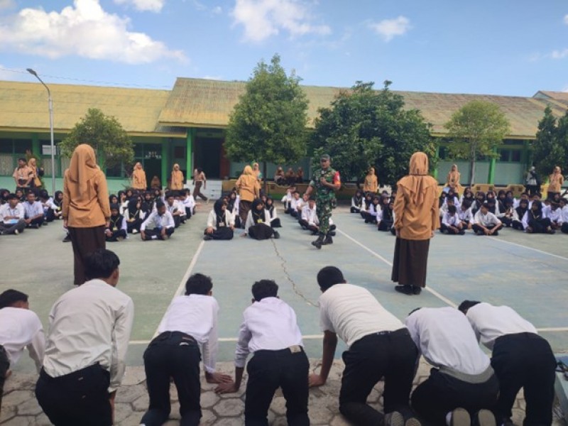 Siswa/i Kelas X Mendapatkan Latihan PBB dari Kodim 1602/Ende