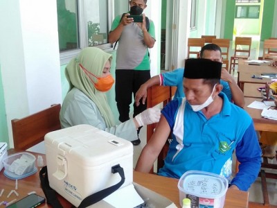 Kepala MAN Ende Terima Vaksin Booster