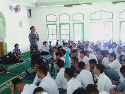 Siswa-siswi MAN Ende Berdiskusi dengan TNI AL