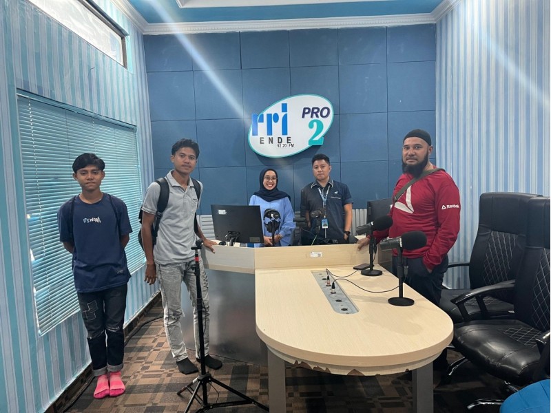 Pelatih dan Atlet Renang MAN Ende Mengudara Lewat RRI Ende Dalam Program Sore Ceria
