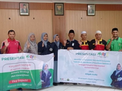 Dua Siswi MAN Ende Presentasi Myres Nasional 