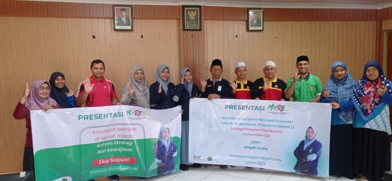 Dua Siswi MAN Ende Presentasi Myres Nasional 