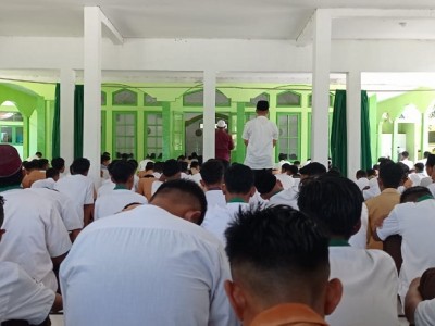 Shalat Jumat, Jamaah Ulul Albab Dengarkan Khutbah tentang Literasi Digital