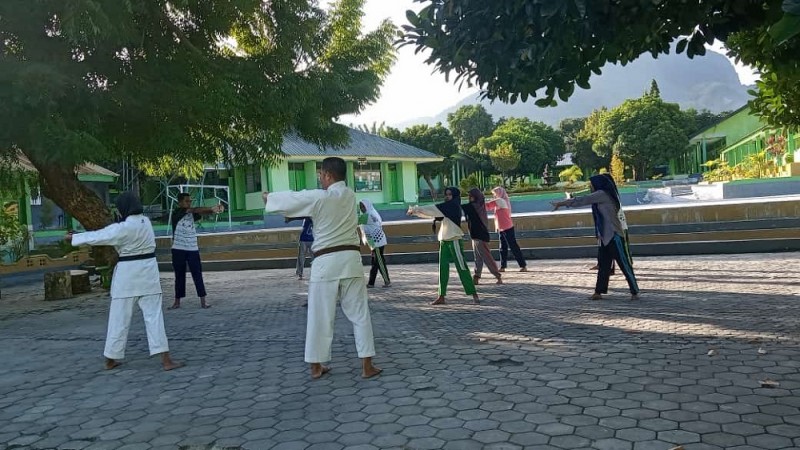 MAN Ende Kembangkan Ekstrakurikuler Karate Siswa