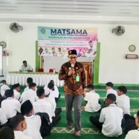 Peserta Didik Kelas X MAN Ende Mendapatkan Motivasi Mencintai Alam Semesta  dari Kakan Kemenag Kab. Ende
