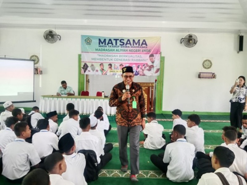 Peserta Didik Kelas X MAN Ende Mendapatkan Motivasi Mencintai Alam Semesta  dari Kakan Kemenag Kab. Ende