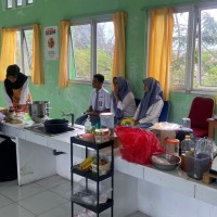 Demi Memenuhi Nutrisi Peserta Didik: Tata Boga MAN Ende Produksi Varian Roti