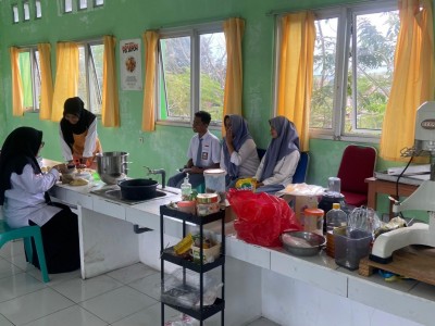 Demi Memenuhi Nutrisi Peserta Didik: Tata Boga MAN Ende Produksi Varian Roti