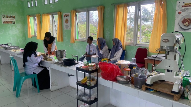 Demi Memenuhi Nutrisi Peserta Didik: Tata Boga MAN Ende Produksi Varian Roti