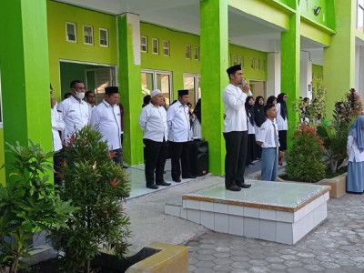 Upacara Senin, Wakamad Kurikulum Ingatkan Pentingnya Literasi 