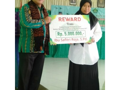 Kabid Pendis Serahkan Reward Kepada Pustakawan MAN Ende Ende Juara Nasional