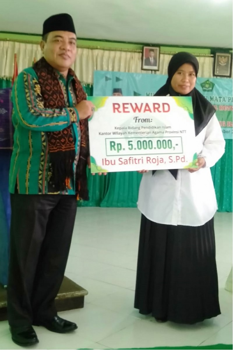 Kabid Pendis Serahkan Reward Kepada Pustakawan MAN Ende Ende Juara Nasional