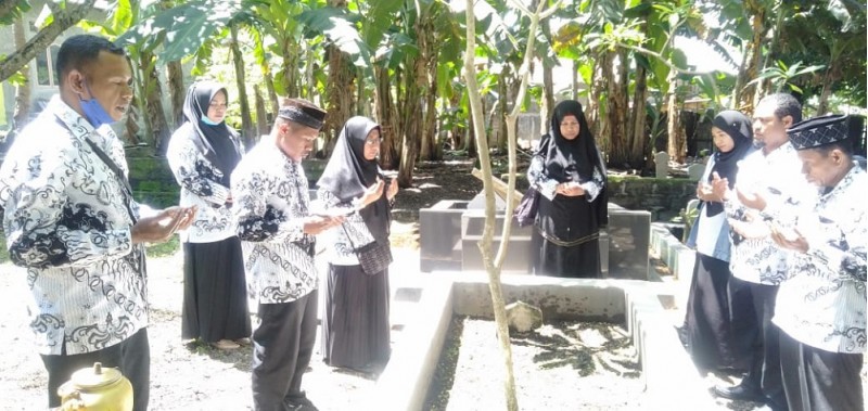 Ziarah Makam di Hari Guru Jadi Bahan Renungan