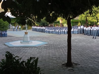 Kamad Ingatkan Disiplin Siswa Saat Upacara Bendera