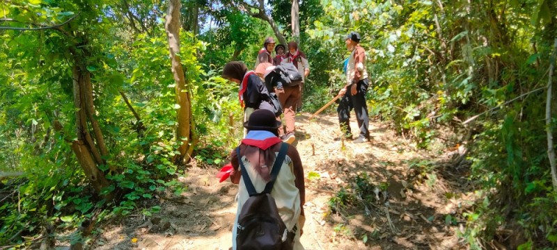 MAN Ende Adakan Tracking Pramuka