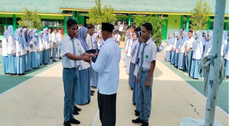 Kesiswaan MAN Ende Lantik Pengurus OSIM Periode 2024/2025
