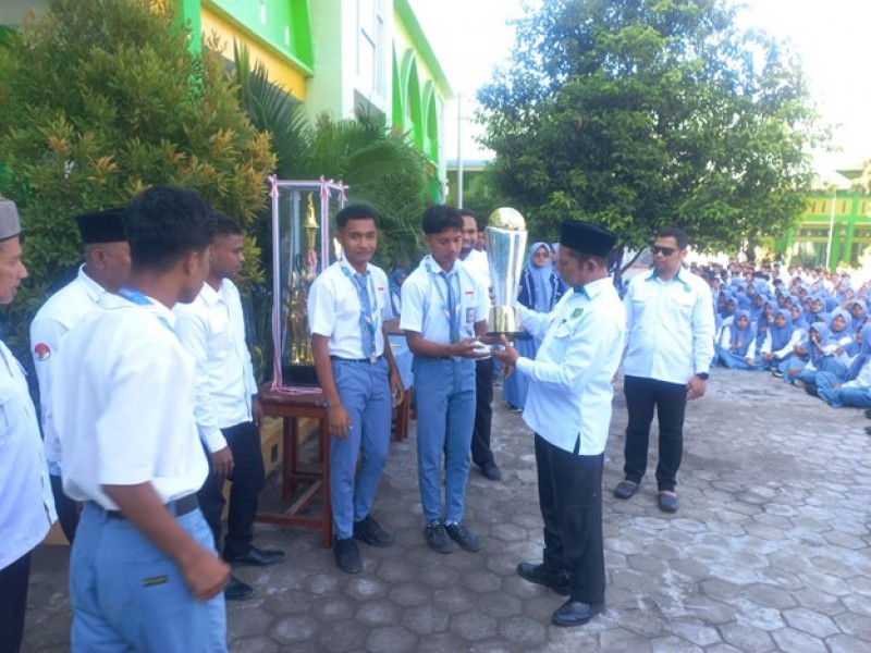 Tim Pelatih dan Official Futsal MAN Ende B Serahkan Piala Kepada Kepala MAN Ende