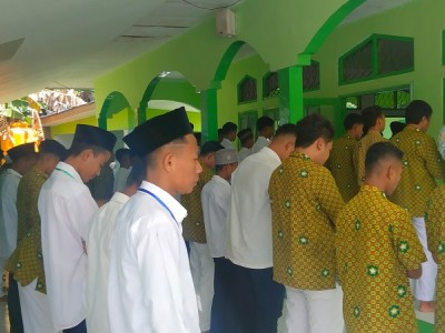 Siswa Baru Laksanakan Shalat Dhuhur Berjamaah