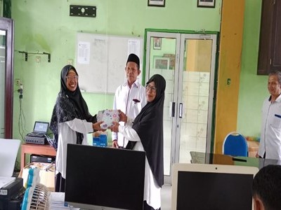 Adakan Temu Pisah: MAN Ende Melepas Seorang Gurunya ke MAN Model Kupang 