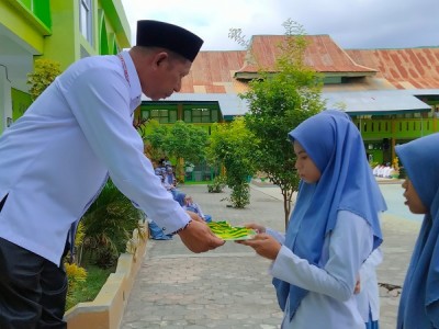 3 Siswi MAN Ende Dapat Apresiasi dari Kanwil Kemenag NTT