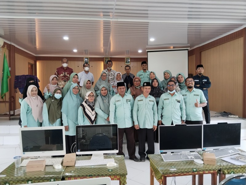Sebanyak Dua Puluh Lima Orang Guru MAN Ende Ikuti Forum Diskusi Bersama Akademisi Natsir B. Kotten