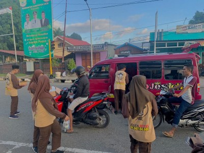 Gudep MAN Ende Bagi Takjil Berbuka