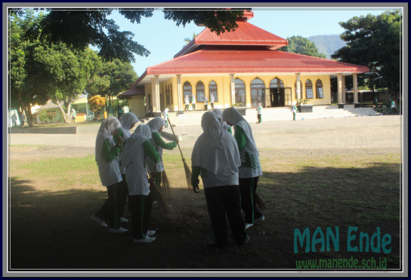 Kerja Bakti MAN Ende Di Masjid Agung