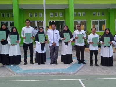 Berprestasi, Guru dan Peserta Didik MAN Ende Terima Penghargaan