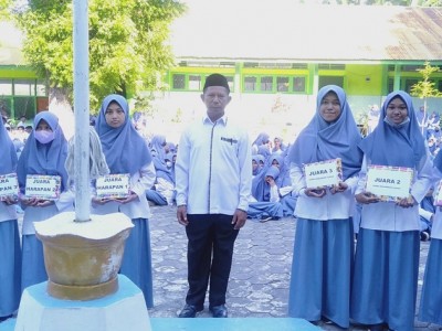 12 Siswa MAN Ende Terima Penghargaan