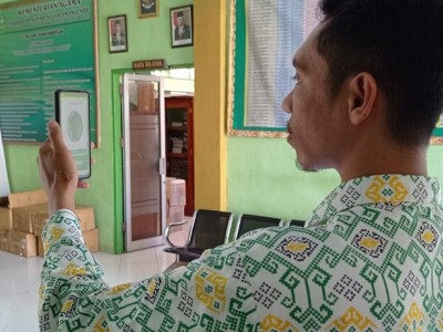 MAN Ende Lakukan Absensi Menggunakan Aplikasi Masook